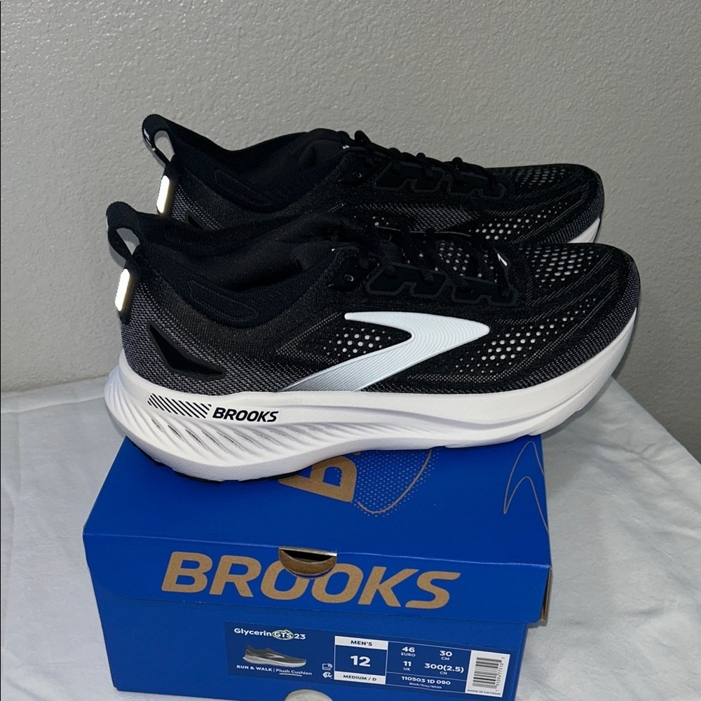 Brooks Men's Black and White Running Shoes - Picture 3 of 10